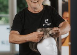 Ottiger Coiffeur Perücken Haarzeremonie und Anpassungen